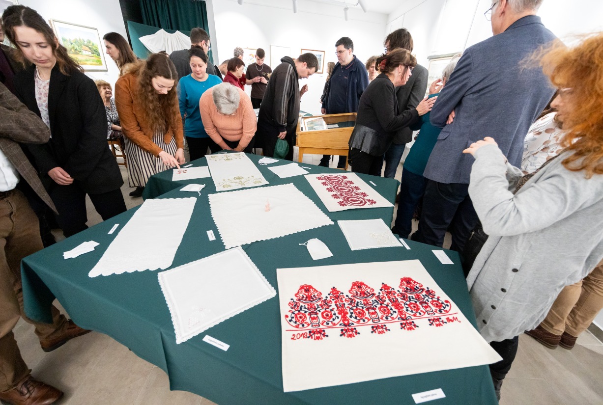 Öltések, amelyek a jelenbe emelik a múlt értékeit