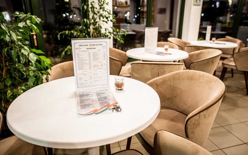 Tisza Bár-Petőfi Kávézó 8